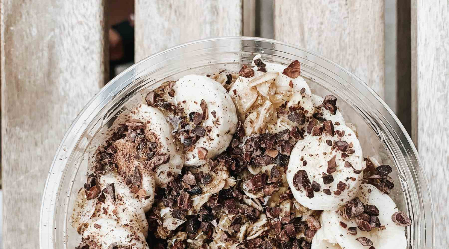 Granola mit Banane und Kakaonibs als Rezept