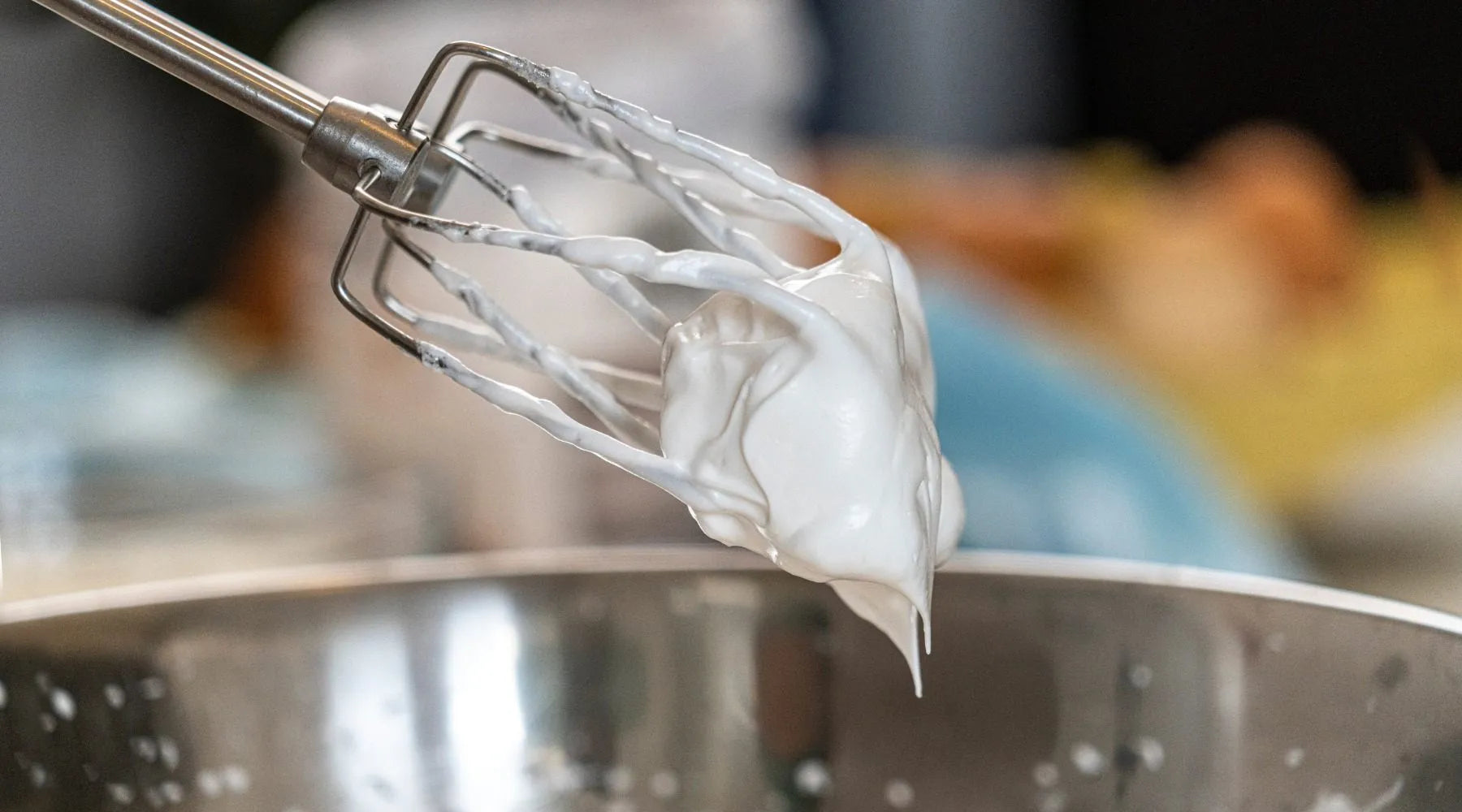 Frische Sahne für das Kakaonibs Sahne Topping