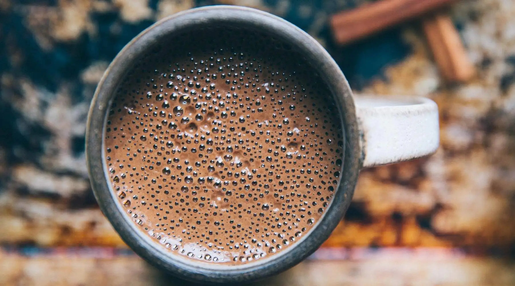 heiße Schokolade mit Schuss in einer Tasse nach Rezept