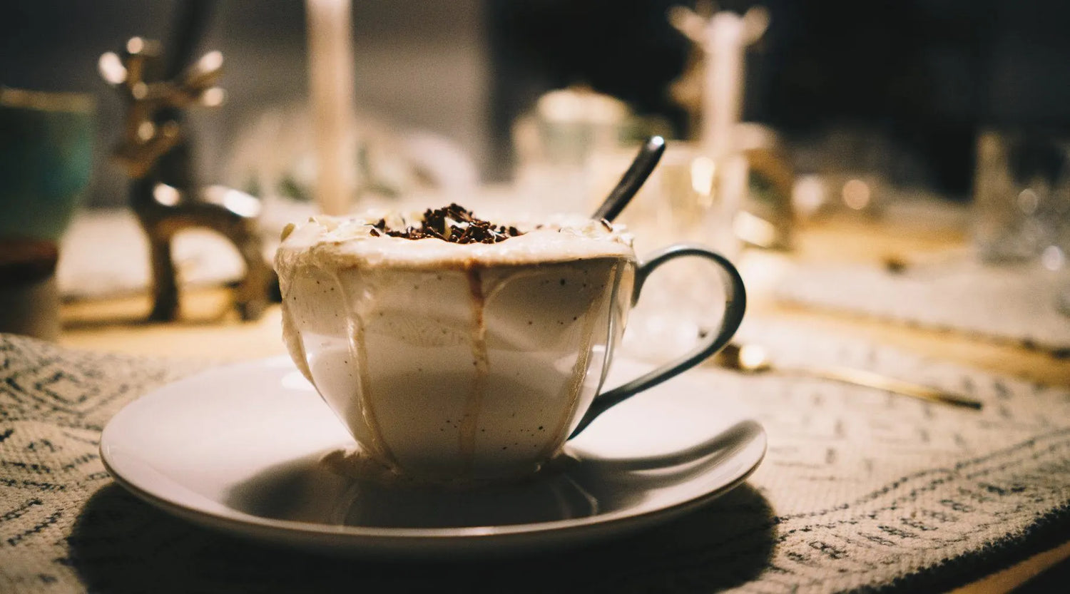 Heiße Schokolade in einer Tasse mit Datteln, Kardamom und Meersalz