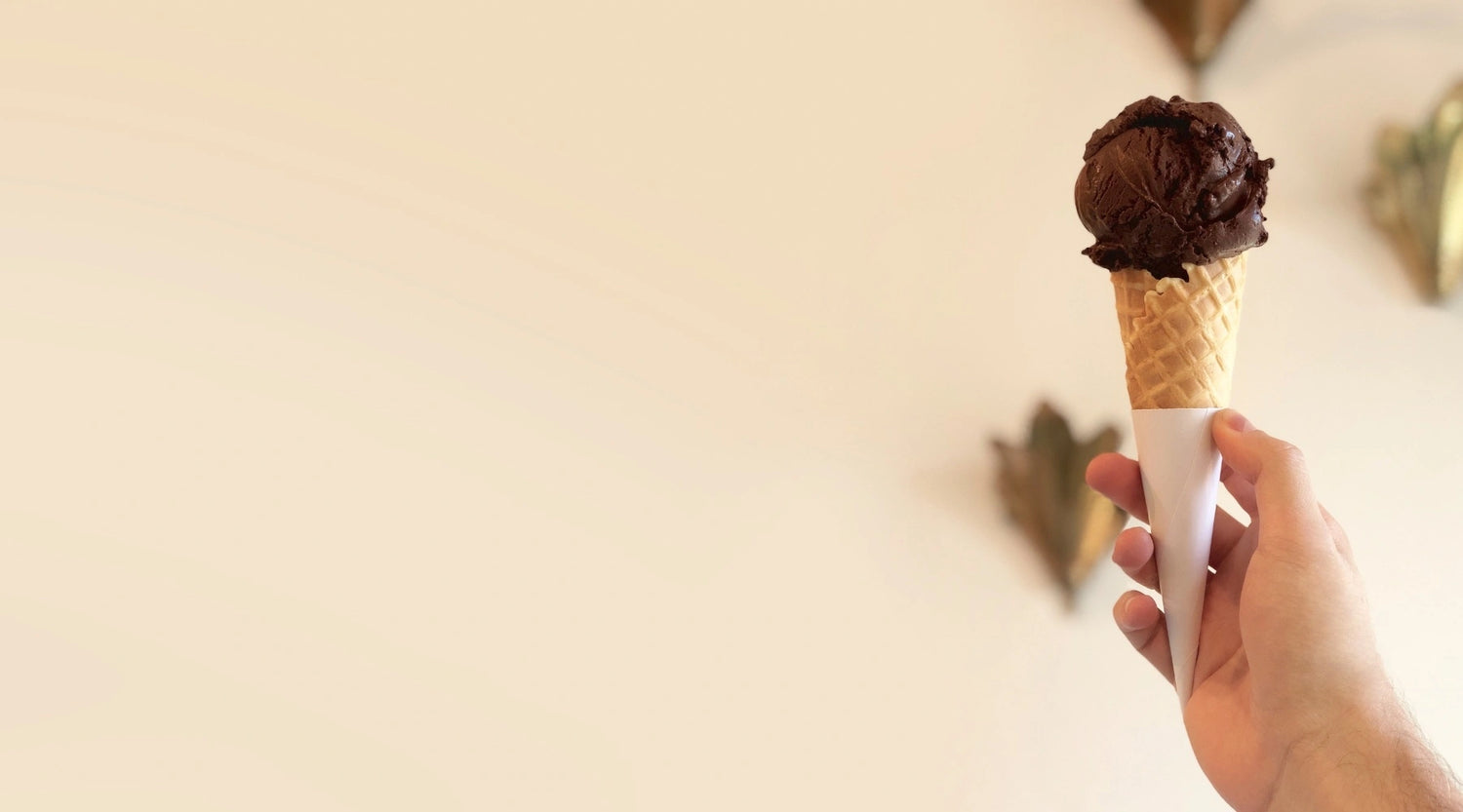 Lavendel-Schokoladen-Eis in der Waffel nach Rezept