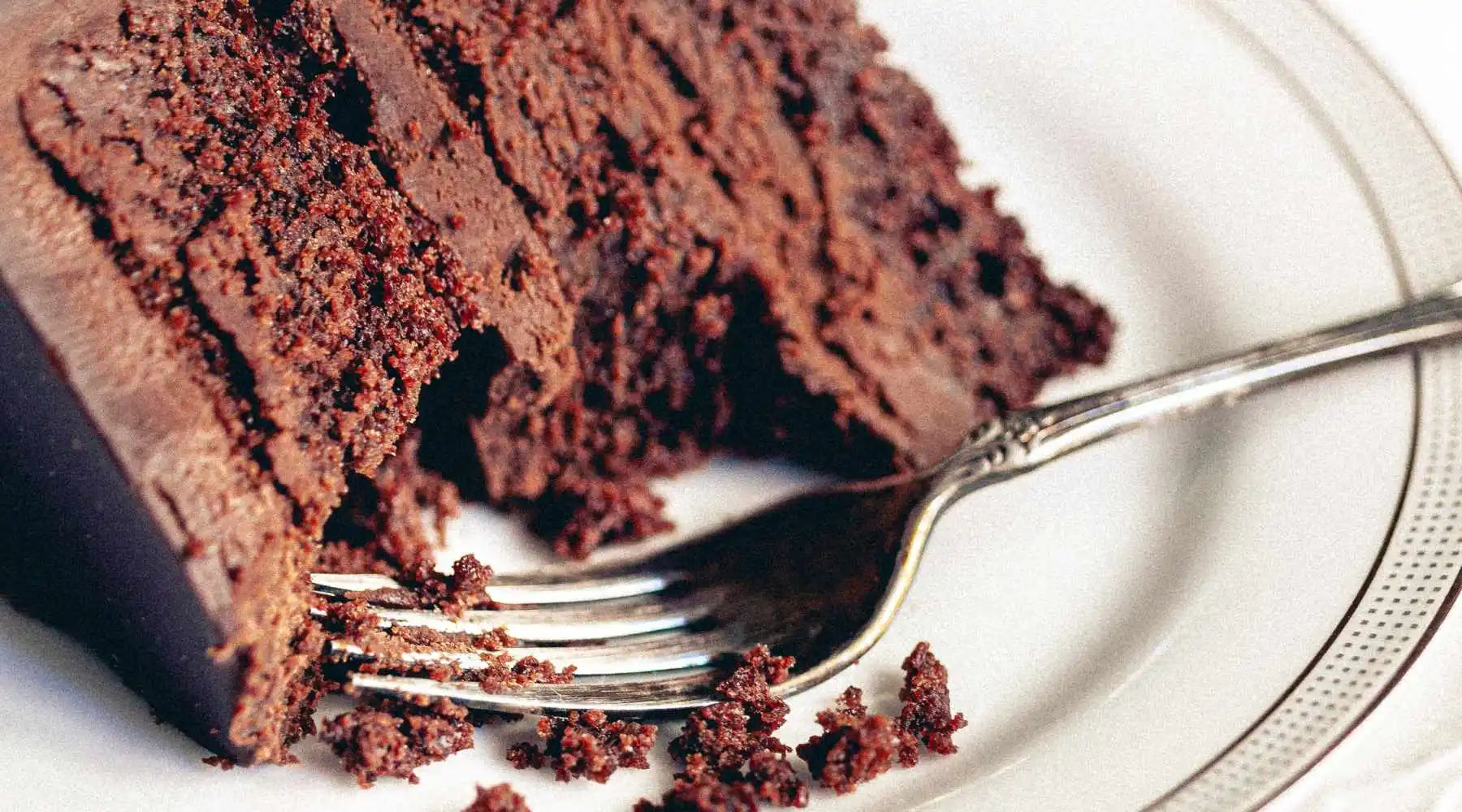 Fertiger Schokokuchen auf einem Teller mit einer Gabel
