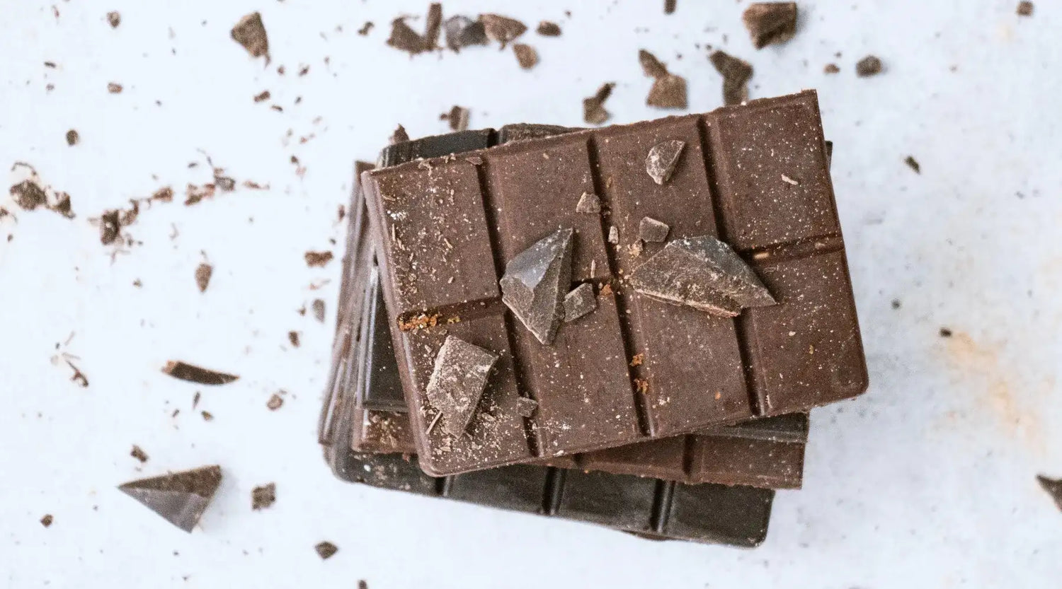 Verschiedene Schokolade sind gestapelt und bereit verkostet zu werden