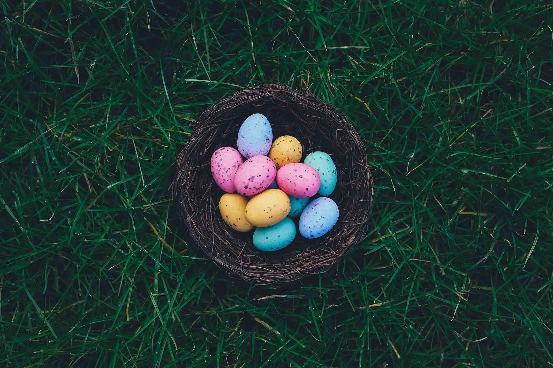 Nicht nur zu Ostern praktisch: Veganer Eierersatz! Auf dem Bild zu sehen: eine Schale voller bunter Ostereier