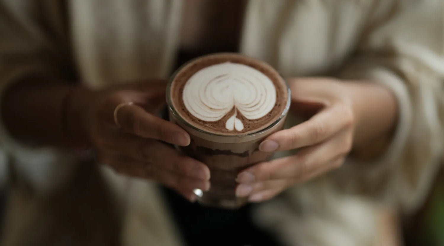 achtsame Pause mit einer Tasse Trinkschokolade