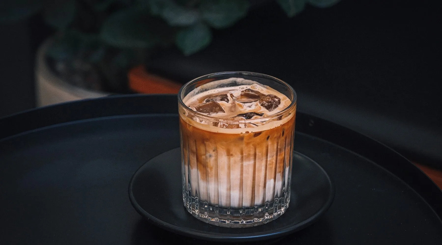 Cold brew coffee nach Rezept im Glas mit Eiswürfeln und Milch