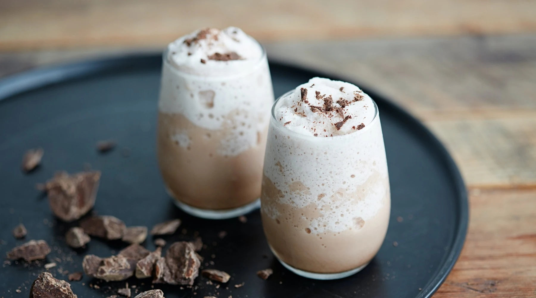 Eisschokolade mit Kakaonibs-Sahne-Topping in der Tasse nach Rezept