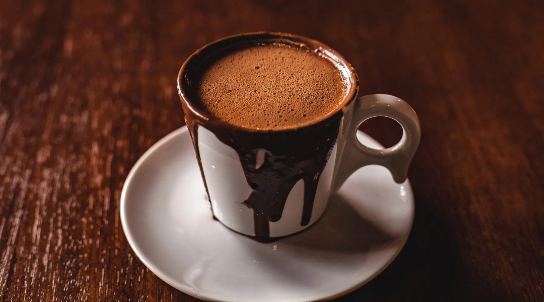 Heiße Schokolade in einer Tasse mit Earl Grey und Erdbeeren nach Rezept