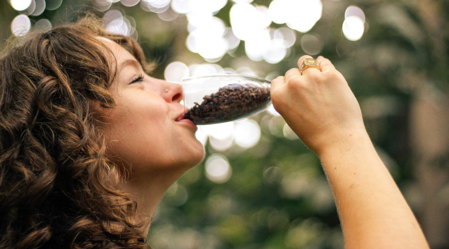 Kakaonibs als leckeren Snack, hier im Sektglas