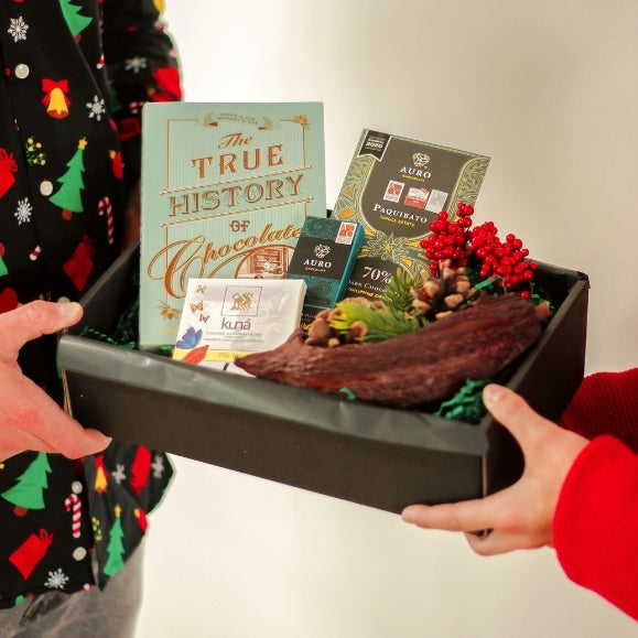 Schokobox mit Schokoladen und Buch als Kundengeschenk zu Weihnachten