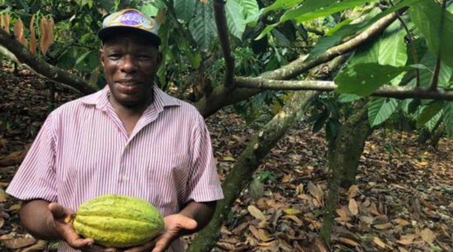 Öko Caribe Gründer Gualberto Acebey Torrejon mit einer Kakaoschote