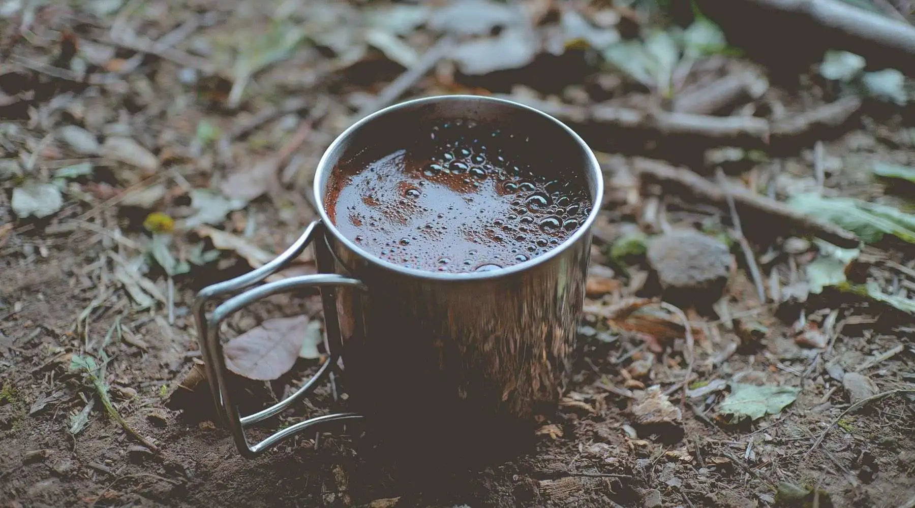 Heiße Schokolade mit Rosmarin, Honig und Haselnuss nach Rezept in einer Tasse