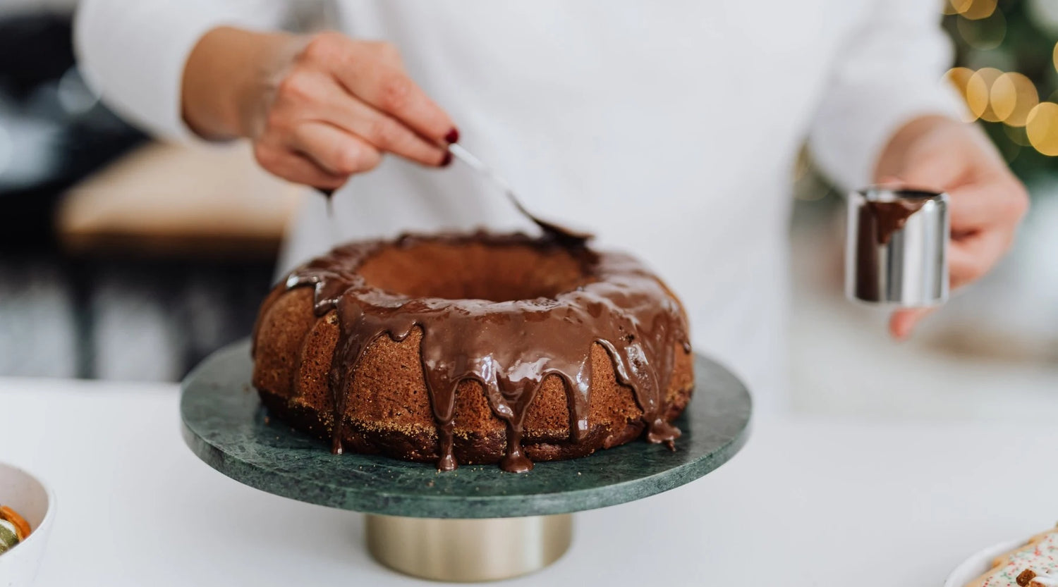 saftiger Schokoladenkuchen mit Glasur auf einem Kuchenteller nach Rezept