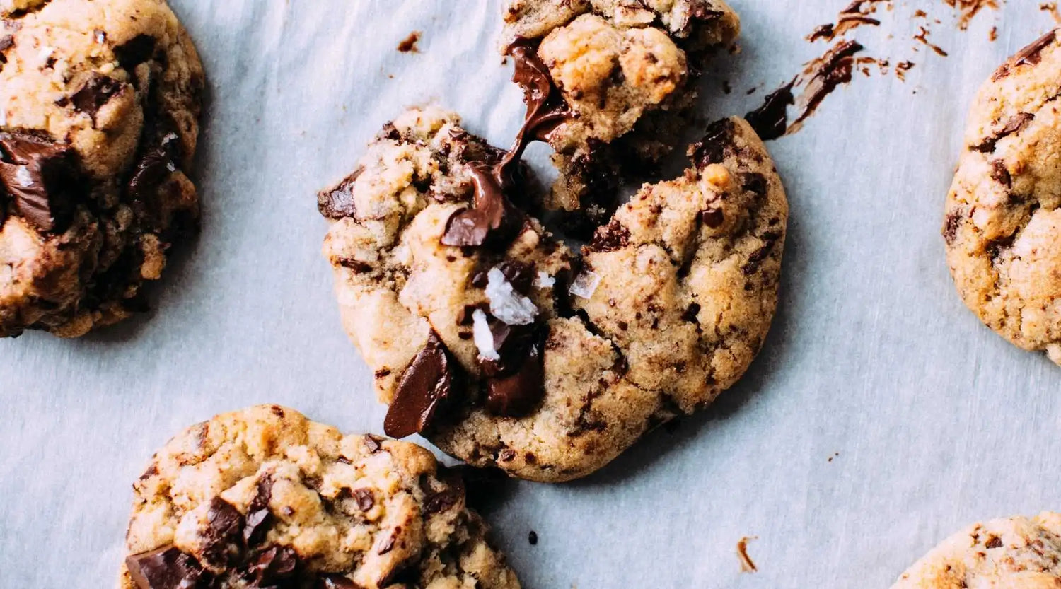 Leckere Schoko-Cookies mit geschmolzener Schokolade