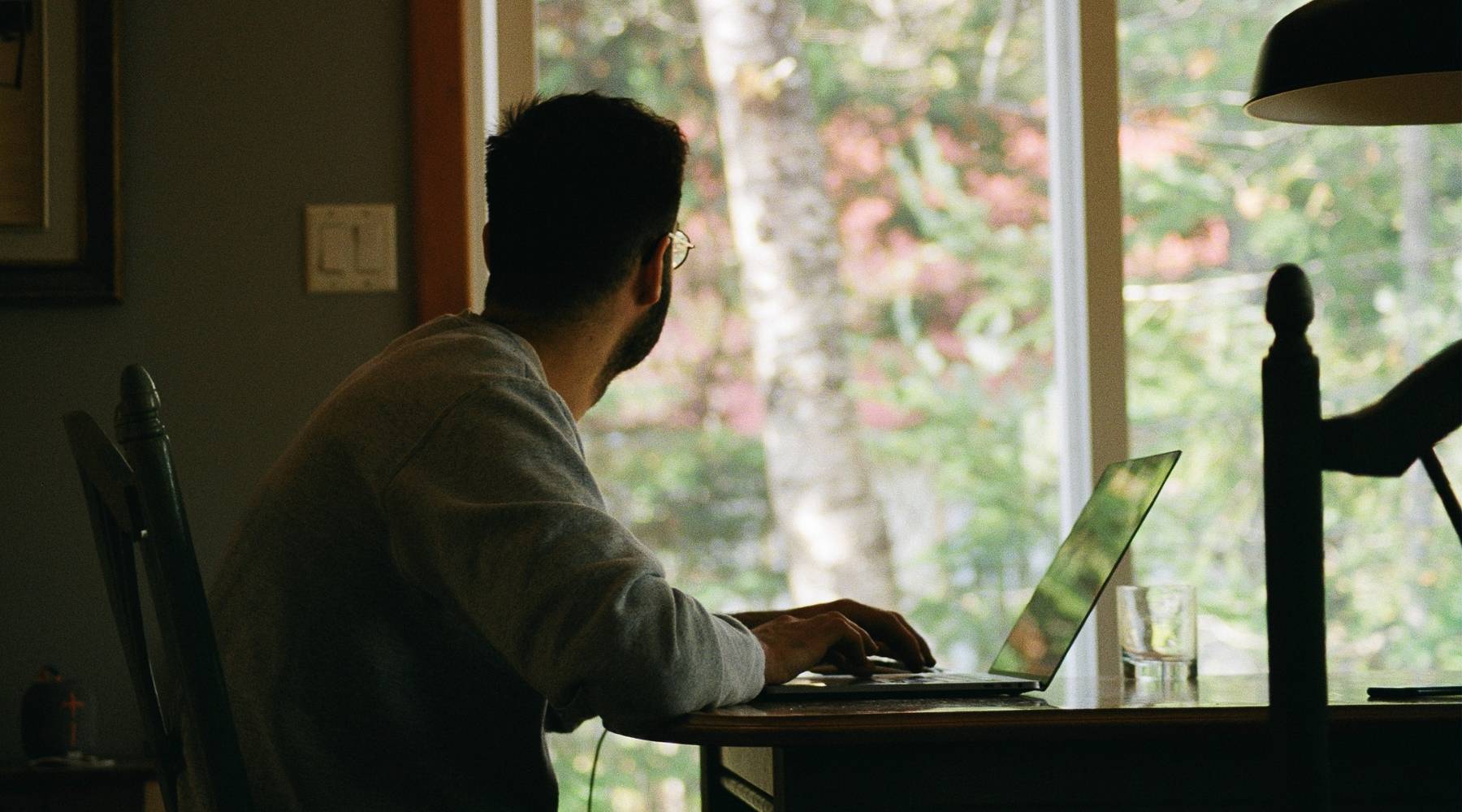 Teamspirit im Homeoffice: Person ist allein vor dem Laptop